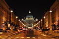 Petrova bazilika ponoči iz Via della Conciliazione v Rimu.
