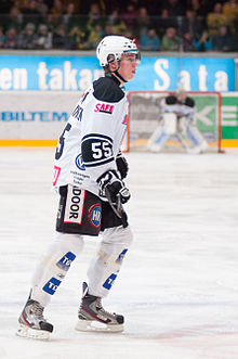 Photo en pied et de profil de Ristolainen dans l'uniforme du TPS Turku lors d'un match