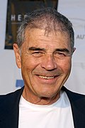 Robert Forster interprète Raymond « Ray » Archer.