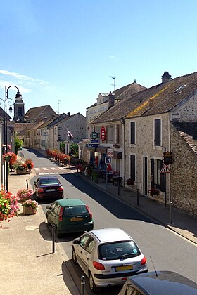 La rue des Trois Maillets, rue principale du village.