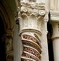 A kolostorkerengő, mozaikdíszes oszlop