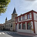 Avec l'ancienne école devenue médiathèque.