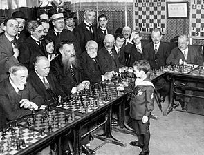 09/04: Samuel Reshevsky (1911-1992), prodigi dels escacs, en una demostració de partides simultànies als vuit anys.