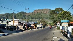 Suasana jalan raya di keluragan Tanalodu