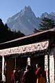 Moines du monastère de Tengboche prenant le thé pendant le festival de Mani Rimdu. Vue du mont Khumbila à l'arrière plan.