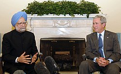 Předseda vlády Dr. Manmohan Singh s americkým prezidentem, pan George W. Bush v interakci s médii v oválné kanceláři ve Washingtonu DC