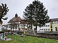 Spielwiese an der Rodau, über den hinteren Schulhof mit einer Metallbrücke verbunden