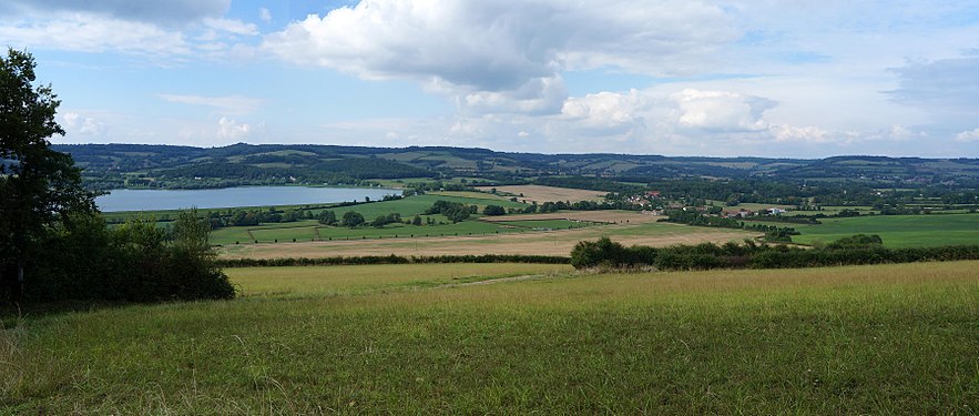 Vue nord-ouest depuis la butte de Châteauneuf sur le réservoir de Panthier : Sur la gauche de la photo, le territoire de Vandenesse incluant la majeure partie du lac. Moitié droite de la rive proche : territoire de Commarin.