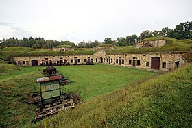 Vue sur la totalité des casernements depuis la rampe d'accès aux pièces d'artillerie du fort de Bois-l'Abbé.