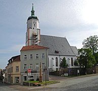 Wenceslaikirche () und Postmeilensäule ()