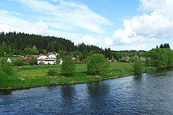 pohled na Zátoňské Dvory přes Vltavu