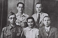 Menachem Begin (w pierwszym rzędzie pierwszy z lewej) w mundurze Armii Polskiej na Wschodzie, Palestyna, grudzień 1942. Obok żona Aliza.