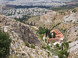 Карейският манастир на фона на крайните квартали на Атина