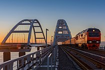 Tren travessant el Pont de Crimea