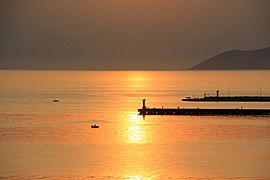 September: Sonnenuntergang hinterm Hafen von Vlora