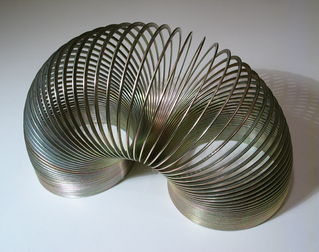 Un slinky métallique. (définition réelle 2 464 × 1 944)