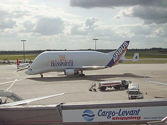 L'Airbus A300-600ST est un avion cargo construit par Airbus pour transporter des sections d'avions du constructeur européen entre les différentes usines. Le Beluga effectua son premier vol le 13 septembre 1994 et fut mis en service en septembre 1995. Les 5 appareils sont tous utilisés par Airbus (définition réelle 1 920 × 1 440)