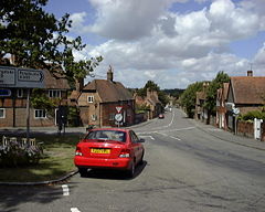 Вид на деревенскую улицу, облицованную зданиями из красного кирпича