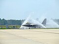 A Tyndall AFB egyik gépét leszállás után, még gurulás közben vízzel permetezik. A légibázis közel van a tengerparthoz, sós levegője a gépeket korrodálja, ezért van szükség a gyakori tisztításra.