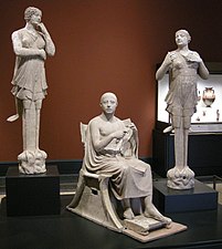 Groupe sculpté de Tarente, avec un homme assis sur un klismos.