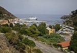 Blick zum Hafen mit der Kirche Maria Assunta