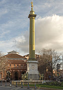 En 1834 la statue fut installée au sommet de la colonne Dupuy.