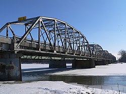 Мост, через который проходят автомагистрали 30 и 81 США через реку Лу в городе Колумбус.