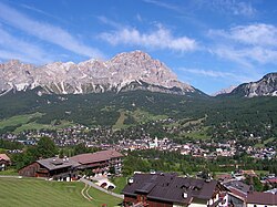 Veduta di Cortina d'Ampezzo. Sullo sfondo il Monte Cristallo con il Passo delle Tre Croci