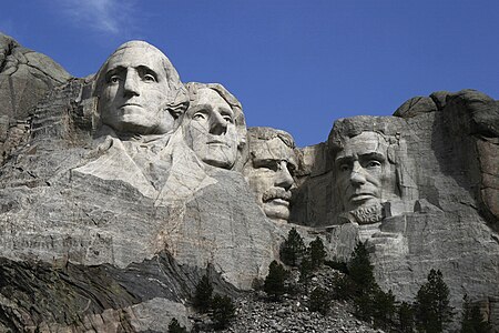 Rushmore Dağı Anıtı, heykeltıraş John Gutzon Borglum tarafından yapılan granit heykel. Heykel (soldan sağa) George Washington, Thomas Jefferson, Theodore Roosevelt ve Abraham Lincoln olmak üzere dört eski Amerika Birleşik Devletleri Başkanının başlarından ibarettir (Keystone yakını, Güney Dakota, Amerika Birleşik Devletleri) (Üreten: Dean Franklin)