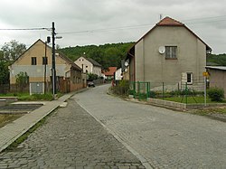 Domy okolo silnice na Kovanec, napravo bývalá synagoga