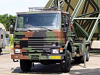 Nederlandse militaire Scania P113H 310 NASAMS transporteur met autolaadkraan[5]