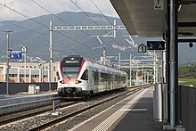 Stadler FLIRT RABe 524 à quai en gare de Stabio. Il s'apprête à assurer un train S40 à destination d'Albate-Camerlata.