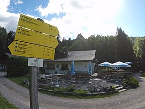 Galaunalm mit heutiger Berggaststätte Riederstein und Riedersteinkapelle im Hintergrund