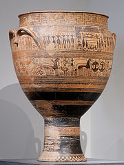Vase monumental signalant la tombe d'un homme. Lamentation de femmes, procession de chars et fantassins. H. 108 cm. Met.
