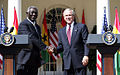Ghanan presidentti John Kufuor presidentti George W. Bushin kanssa Valkoisessa talossa vuonna 2008
