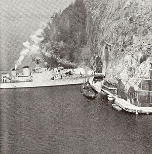 HMS Sundsvall vor Tunneleingang, 1968