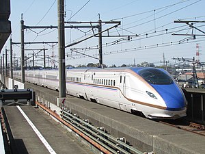 大宮駅 - 熊谷駅間を走行するE7系の列車