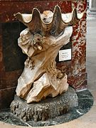 Altra acquasantiera ricavata da conchiglia di tridacna. Chiesa di St. Sulpice, Parigi.