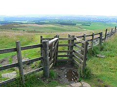 Hölzernes Kissing Gate auf einem Wanderweg in Schottland