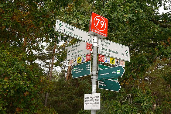 Un panneau de nœud au nœud 79 pointe vers les nœuds 71, 72 et 78. arrondissement de Dahme-Forêt-de-Spree en Allemagne.