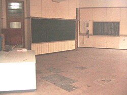 教室、中心部に向かって黒板が設置されている。