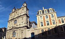 à gauche, un grand édifice religieux du XVIIe siècle ; au centre, l'entrée ; à droite, des bâtiments XIXe siècle du lycée donnant sur la rue