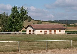 Le stade et la salle des fêtes.