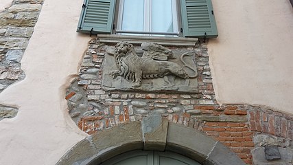 Leone di San Marco sulla facciata di villa Quarenghi a Rosciate