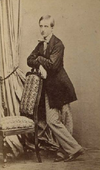 Луи д'Орлеан, принц Конде на анонимной фотографии около 1863 года.png