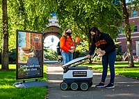 オレゴン州立大学の学生に食べ物を届けるスターシップ製の歩道ロボット