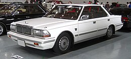 Una Nissan Cedric berlina sesta serie