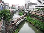 Streckenführung der Marunouchi Line (Vordergrund) im Bereich des Bahnhofs Ochanomizu, Tokio