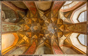 Teto de uma das salas do Hasht Behesht ("Palácio Oito Paraísos"), Isfahan, Irã. (definição 8 228 × 5 268)