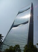 Pearl River Tower, arranha-céus desenhado para ter uma grande eficiência energética (incluindo geradores eólicos e placas solares), localizado em Guangzhou, Chinesa.